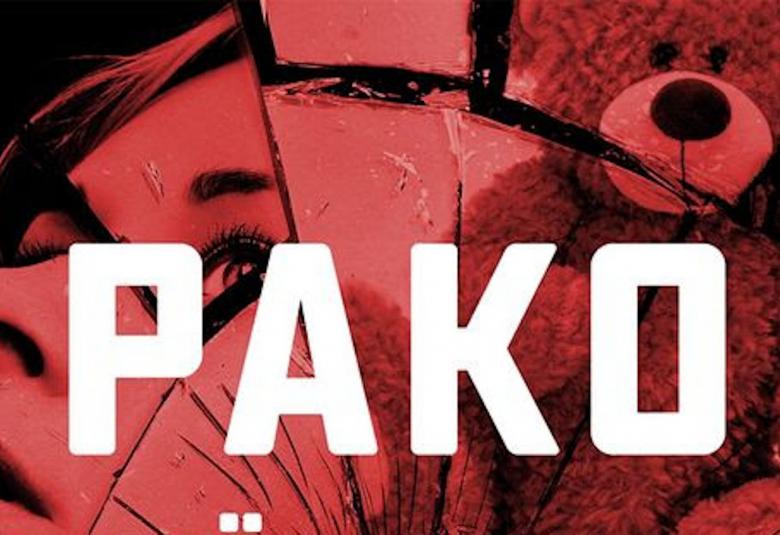 Kuvassa on tumman punaisella ja mustalla värillä sivukuva nuoresta naisesta ja kuva on tehty paloiksi.  Kuva on osa kirjan kannesta ja siinä isoilla valkoisilla kirjaimilla Pako päihdehelvetistä.