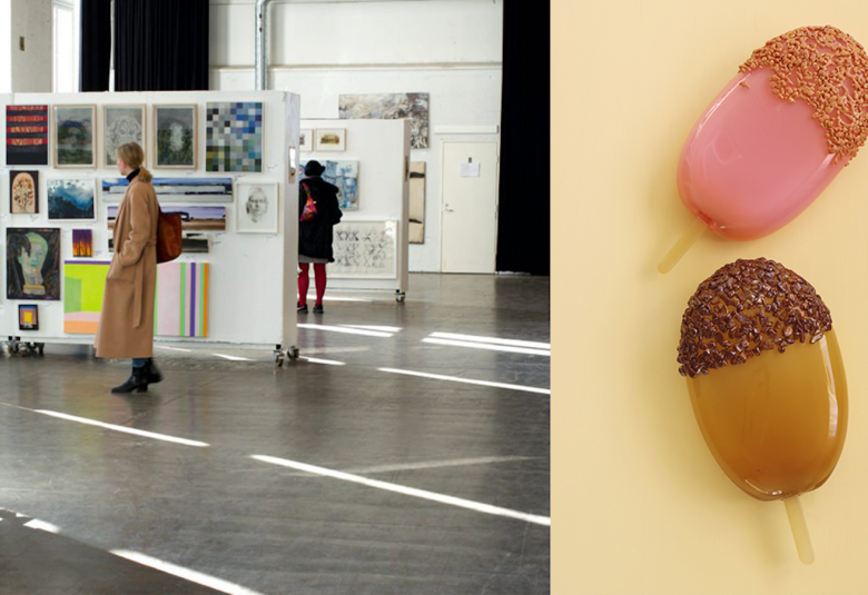 Kuvassa on maalaustaiteen teosvälityksen teoksia ripustettuna telineisiin, joiden väli on muutama metri.  Kuvassa on on nainen katsomassa teoksia.