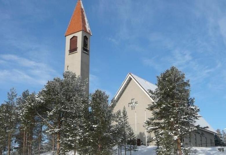 Kuvassa on Enontekiön kirkko, joka on vaalea kivikirkko ja päältä rapattu.