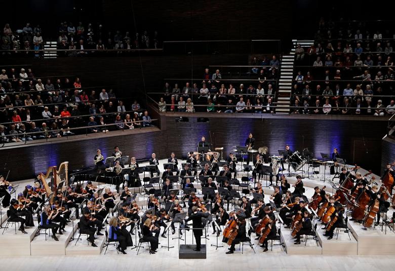 Kuvassa on Sibelius-Akatemian orkesteri Musiikkitalon lavalla soittamassa. 