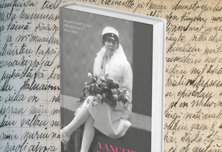 Kuvassa on Aulikki Mattila istumassa penkillä ylipooilaskuvassa sylissään runsaasti ruusuja ja vaaleissa vaatteissa kaulassaan puuhka.  Kuva on osa kirjan kannesta.