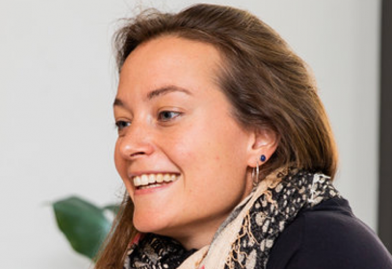 Kuvassa on Antonia Kilian kasvokuvassa sivuttain ja kuvattuna oikealta puolelta.  Hän hyvyolee kaulassaan on kukallinen huivi.