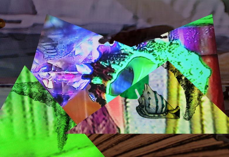 Kuvassa on  Arvid van der Rijtin installaatio, joka on värikäs ja pääväreinä sininen ja keltainen.