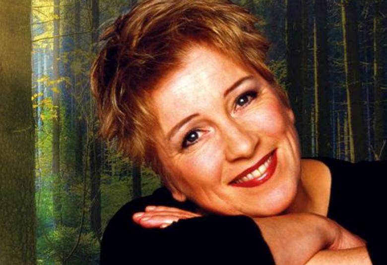 Kuvassa on osa kirjan kannesta, jossa on Eija Ahvon kuva kasvot vaakasuorassa.  Hänellä on punaiset hiukset.