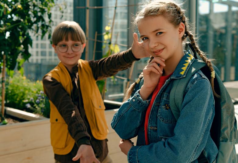 Kuvassa ovat Lucas Timpere ja Senni Peltoniemi seisomassa kadulla puolivartalokuvassa.