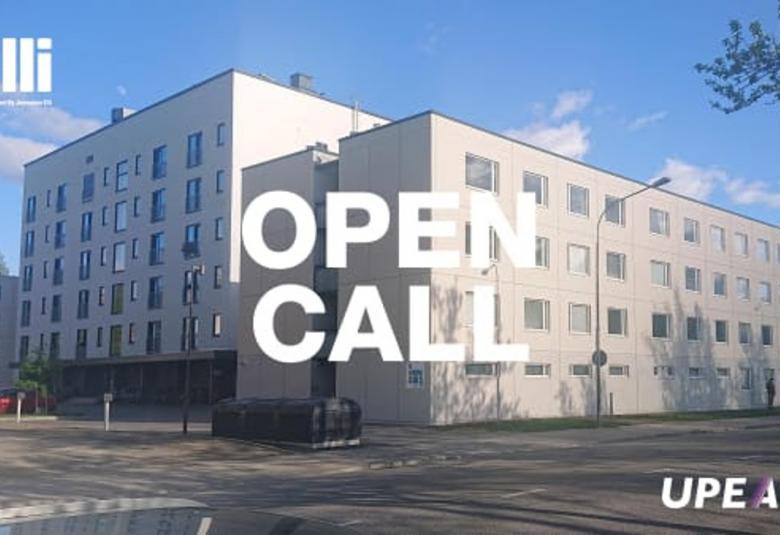 Kuvassa on opiskelija-asuntona toimiva kerrostalo, joka on harmaata betonia ja se on kahteen suuntaan kadun kulmassa.