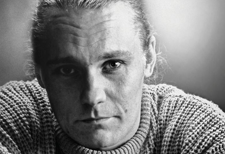 Kuvassa on Edu Kettunen kasvokuvassa ja villapaita päällään.  Kuva on musta-valkoinen.