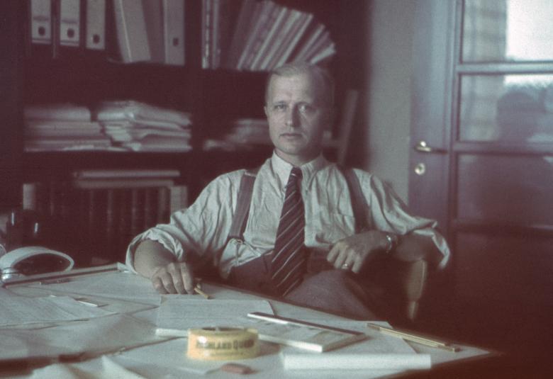 Kuvassa on Jalmari Lankinen omassa työhuoneessaan.