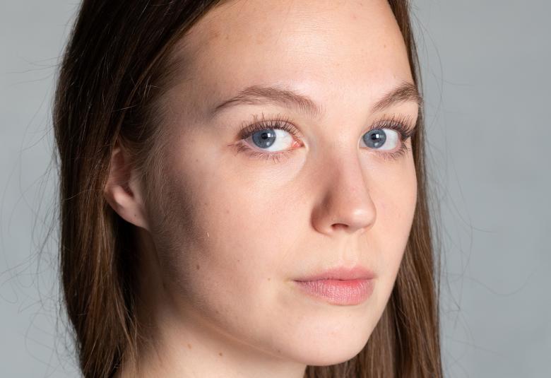 Kuvassa on Elviira Kujalan kasvokuva. Tausta on siniharmaa.