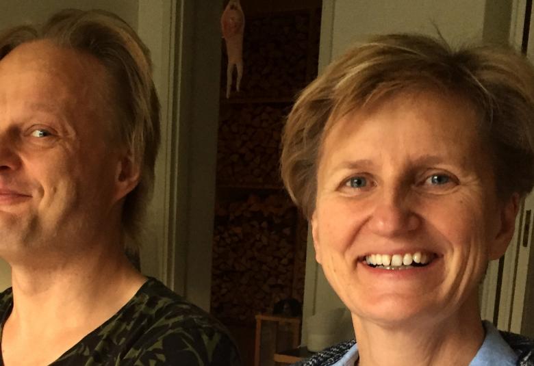 Kuvassa ovat Iiro Rantala vinottain vasemmalla ja Minna Lindgren oikealla  suoraan eteenpäin.  He ovat kasvokuvassa.