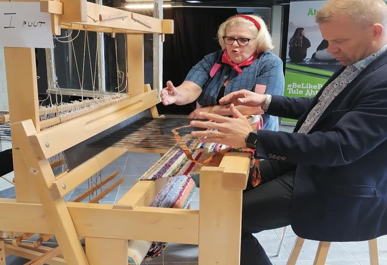 Mieskin voi oppia maton kutomisen taidon Ähtärissä.