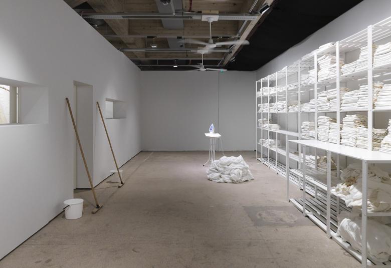 EMMAn 2021 Hesselholdt & Mejlvangin näyttely The White Exhibition analysoi valkoista väriä.