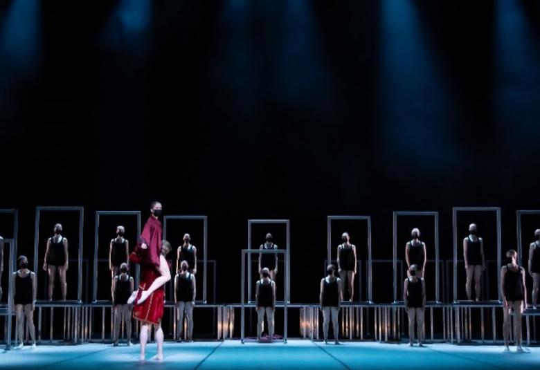 Suomen kansallisoopperan ja -baletin balettioppilaitoksen kevätjuhlassa 2021 nähtiin klassista balettia ja nykytanssia.