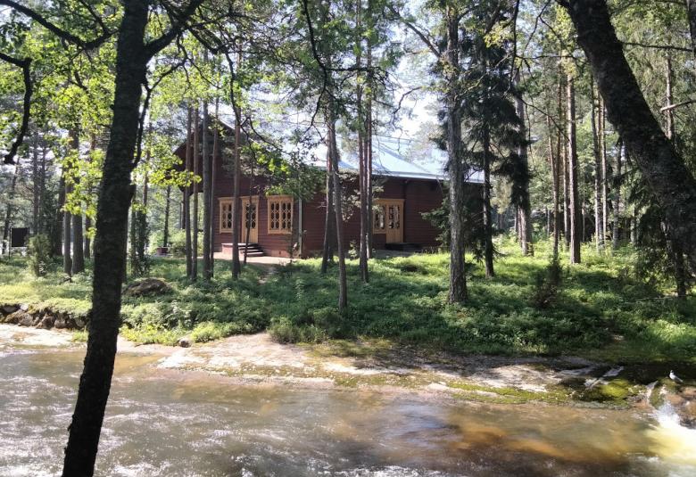 Vahtimestarin talon ihana kahvila Langinkosken partaalla.