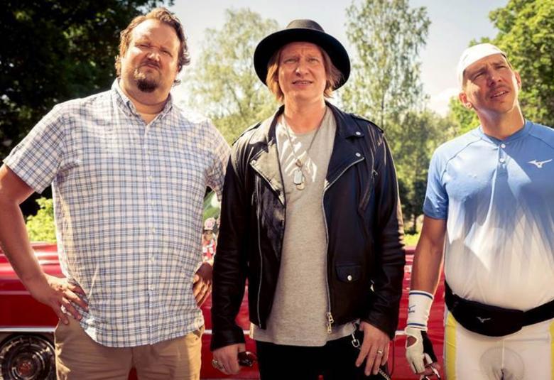 Kuvassa ovat Sami Hedberg, Jaajo Linnonmaa ja Aku Hirviniemi kesäisessä maisemassa ja paidoissa sekä keskellä seisova Linnoinmaa mustassa nahkatakissa.