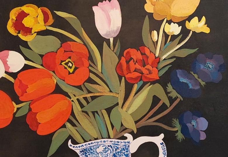 Kuvassa on sinivalkeassa kuvioidussa kannussa punaisia ja keltaisia tulppaaneja.