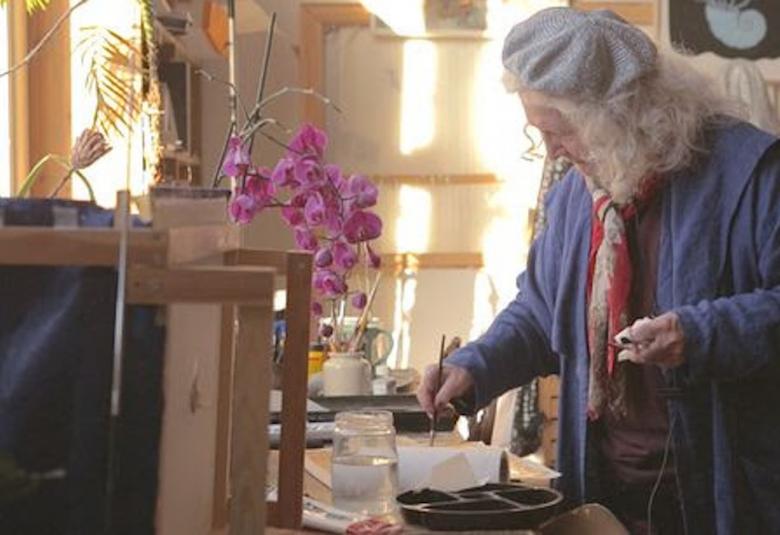 Outi Heiskanen taiteilijadokumentissa Heiskuja 2021.