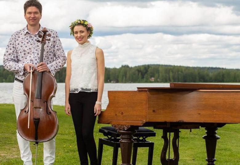 Kuvassa seisovat Jussi Makkonen vasemmalla sello kädessään ja Nazig Azezian oikealla. Takana on flyygeli ja kesämaisemaa.