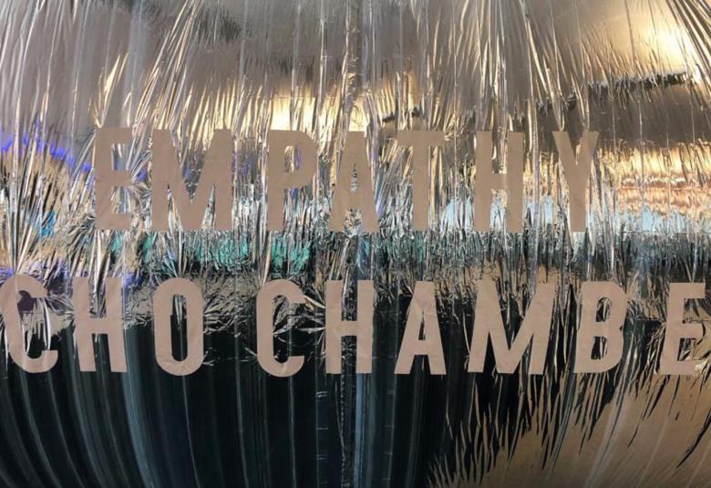 Enni-Kukka Tuomalan teos Empathy Echo Chamber on suunniteltu vuorovaikutusta ja yhteistä pohdintaa varten.