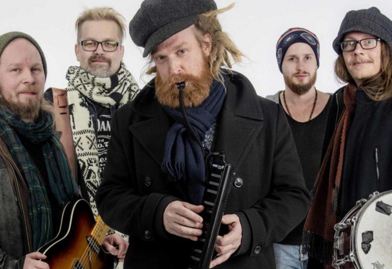 Kuvassa on The Meänland yhtyeen viisi miesjäsentä, joista keskimmäisellä on päässään hattu ja kädessään melodikamainen soitin.