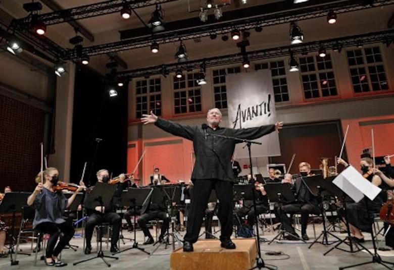 Osa Avanti Suvisoiton 2021 konserteista striimattiin. HK Gruber johti torstai-illan Frankenstein!!-konsertin.