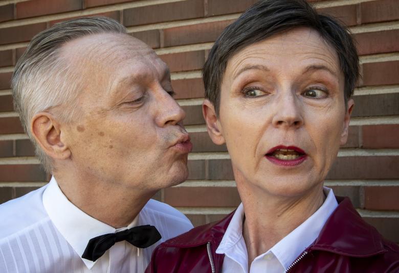 Irma Jäppinen ja Olli Korpela näyttelevät Kuusankosken kesäteatterin näytelmässä Vain Bocelli puuttuu Mirkkua ja Kaitsua, mutta ovat oikeasti pariskunta.