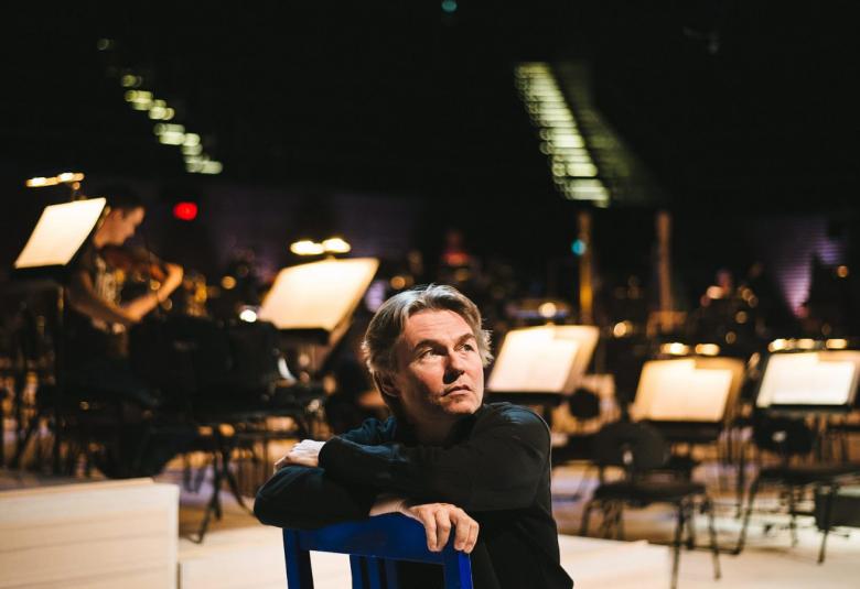 Esa-Pekka Salonen ehtii kesällä viettämään aikaa myös Suomessa ja hän johtaa konsertin 15.8.2021  Avanti-salissa.