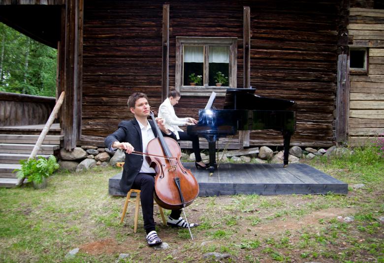 Sellisti Jussi Makkonen ja pianisti Nazig Azezian oppilaineen avaavat Monolan aitan kesäkonserttien sarjan 8.7.2021.