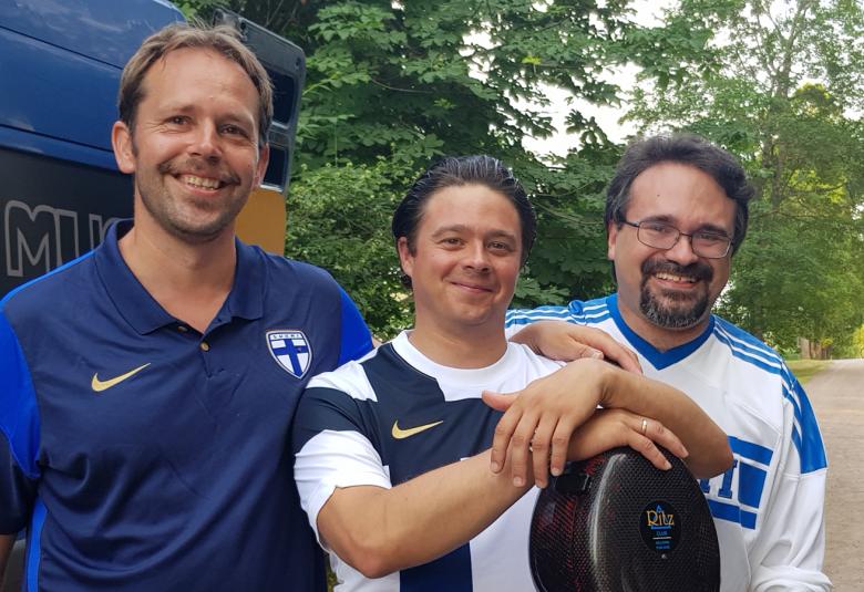 Kuvassa ovat Jukka Merjanen, Samuli Peltonen ja Tuomas Turriago Suomi-pelipaidoissa.
