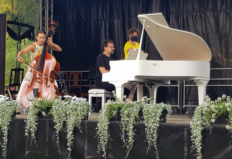 Kuvassa ovat esiintymislavalla Maria Krykov soittamassa kontrabassoa ja Tuomas Turriago valkoisen flyygelillä.