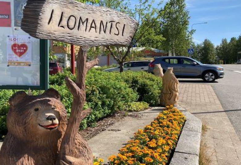 Urpo Huotarin vuonna 2020 tekemä Tervetuloa Ilomantsiin! -karhu kutsuu Karhufestivaalille.