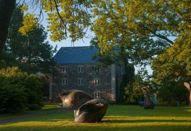 Laila Pullisen veistospuisto Vantaalla esittelee kuvanveistäjä Laila Pullisen elämäntyötä.