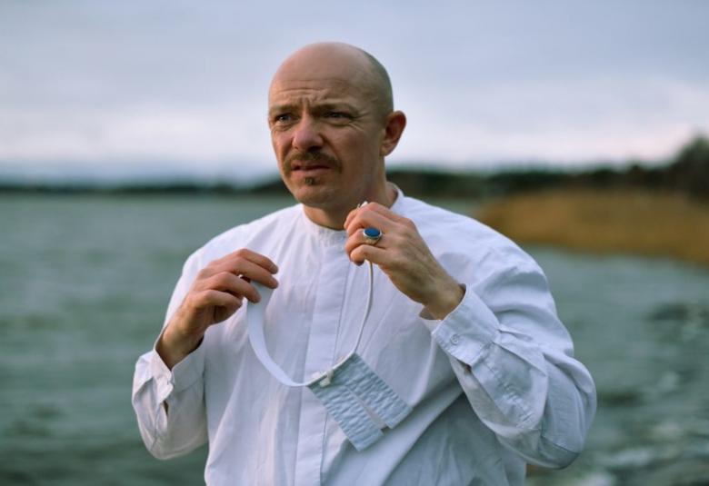 Lassi Alhorinteen kiertävä monologiesitys perustuu kirjailija ja pappi Kai Sadinmaan elämään.