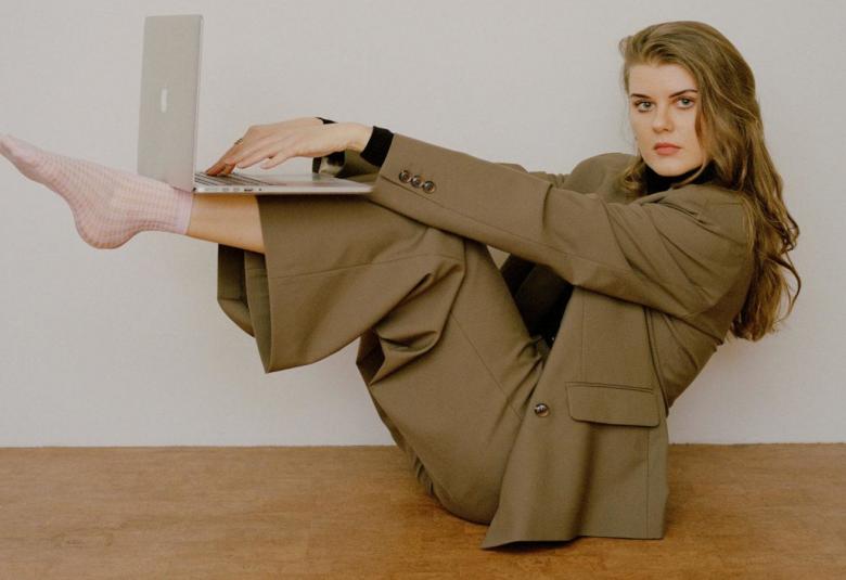 Vuoden 2021 graafikko Marina Veziko avaa palkintonäyttelyn yleisölle Helsinki Design Weekin aikana. 