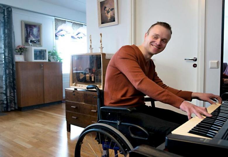 Sokea ja liikuntakyvytön näyttelijä Petri Poikolainen näyttelee elokuvassa Sokea mies joka ei halunnut nähdä Titanicia.