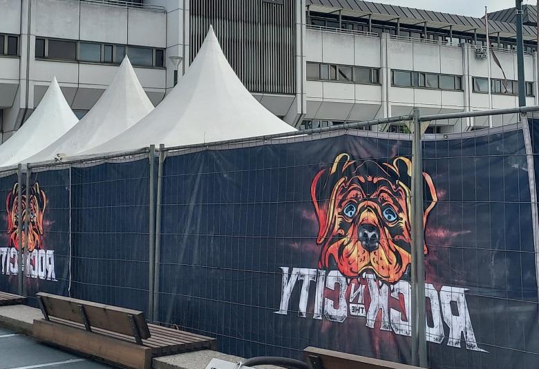 Kuvassa on takatilaa ja lakanaa, jossa on Rock In The City -festivaalin lakanaa takaapäin.