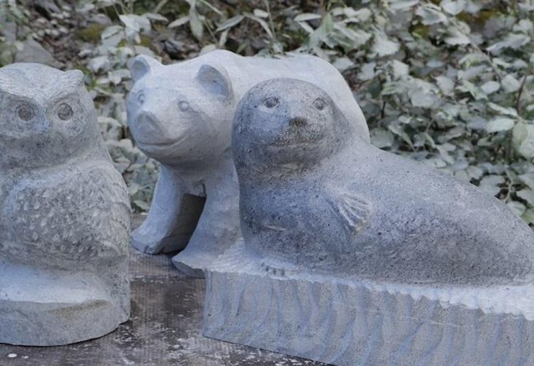 Juuan vuoden 2021 kivenveistokilpailussa Timo Nevalaisen työ Nukkuisko vai leikkiskö.