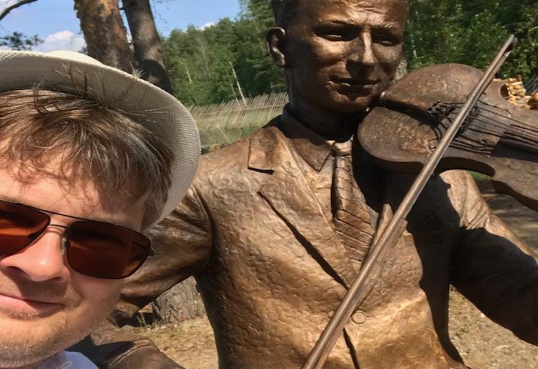 Ruukinmyllyn kesäteatterin tuottaja Veli-Matti Koivula on ottanut selfien Miikkulaisen kanssa.