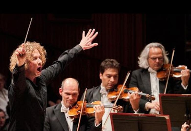 Santtu-Matias Rouvalin ja Lontoon Philharmonia-orkesterin konsertit toteutuvat 2.-3.5.2022 Tampere-talossa ja Helsingissä Musiikkitalossa.