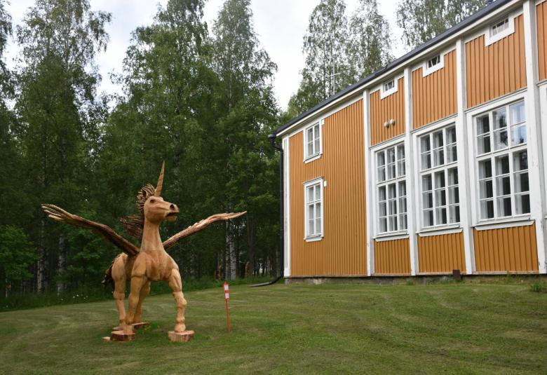 Yksisarvinen seisoo Ilomantsin Kansallistalon pihalla Ihmeiden ILO!TALO -näyttelyssä kesällä 2021  ja  sitä saa silittää. 