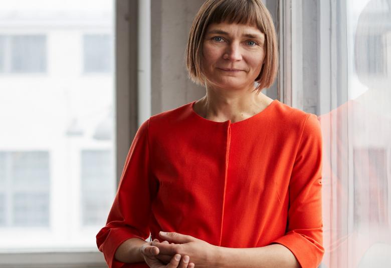 Valokuvataiteen viisivuotisen taiteilijaprofessoriapurahan vuonna 2021 on saanut Elina Brotherus. 