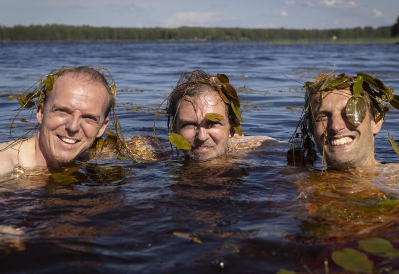 Kuuman kesän 2021 Kuhmon Kamarimusiikin esiintyjät Storioni-trio Lammasjärvessä vilvoittelemassa.