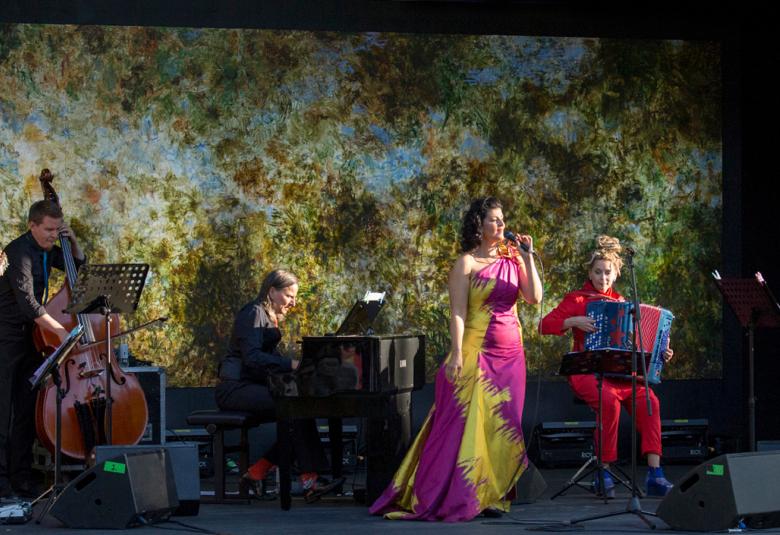 Kuvassa on Angelika Klas ja Kotaja Quintet esiintymässä hajaantuneena tasaisesti värikkäällä lavalla.