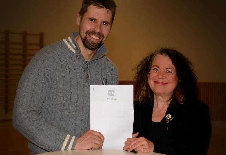 Leena Lehtolainen on kirjoittanut Keihäänheittäjä Antti Ruuskasen urasta ja elämästä kirjan, joka ilmestyy huhtikuussa 2022.