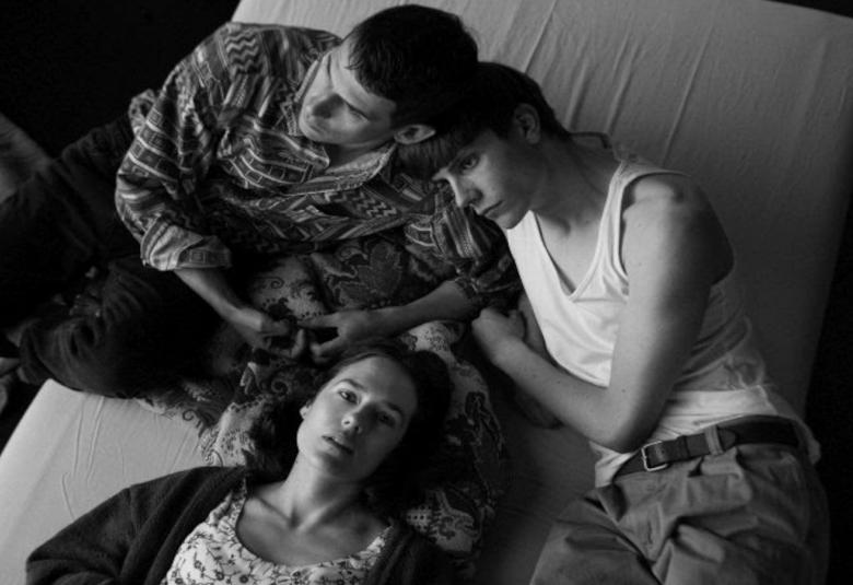 Kuvassa Bolla näytelmän pääosan esittäjät Samuli Niittymäki, Mikko Kauppila ja Jessica Grabowsky. 