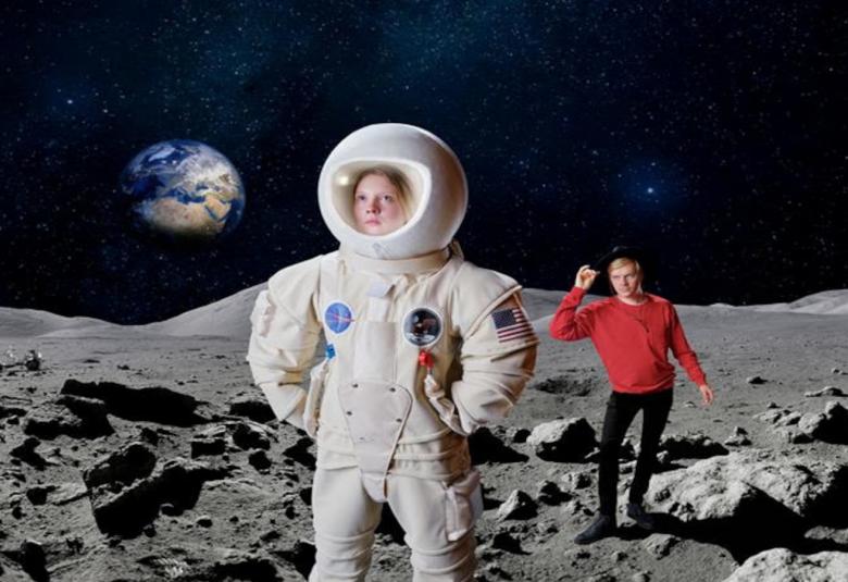 Laura Mattilan kirjoittama Buzz ja minä, jossa Satu Tuuli Karhu ja Juho Uusitalo heittäytyvät historian kateusparien hahmoihin. 