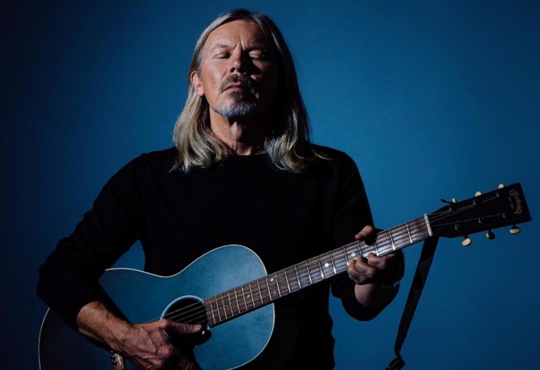 J.Karjalaisen uusi single Aurinko nousee ilman sua julkaistaan 3.9.2021 ja se on keväällä 2022 julkaistavan albumin ensimmäinen kappale.