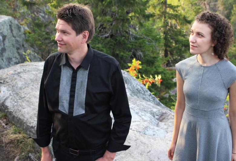 Kuvassa ovat Jussi Makkonen ja Nazig Azezian seisomassa kallion päällä ja oikealla on kuusimetsää.