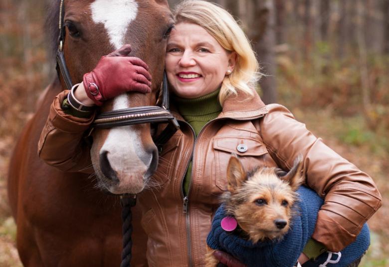 Kikka Seppä on kirjoittanut kirjan Ei mitään pikku naisia tositarinan pienyrittäjän ahdingosta ja inspiroivien naisten voimasta.  