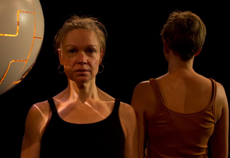 Keväällä 2020 näytelmäkirjailija Elina Snicker sai yhteydenoton Eeva-Liisa Manner -seurasta, jossa suunniteltiin runoilijan 100-vuotissyntymäpäivää (5.12.2021) juhlistavan ohjelmiston osaksi uutta esitystuotantoa. Tästä tilauksesta käynnistyi kahden taiteilijan erityinen dialogi – vuonna 1995 Tampereella kuollut runoilija välitti teostensa kautta ajatteluaan ja havaintojaan elävälle nykynäytelmäkirjailijalle, joka vastasi omakohtaisin kirjein:  Hei Eeva-Liisa Manner! Olen nyt 43-vuotias. Monet tekstinne ova